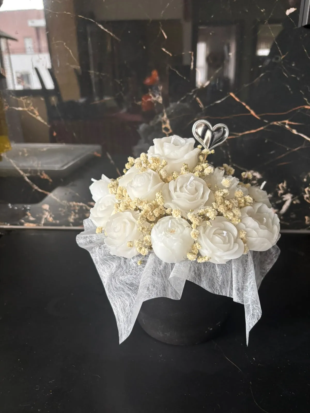 Bouquet de rosas de cera brancas com gipsófila seca e um coração branco no topo, embrulhado em tule branco