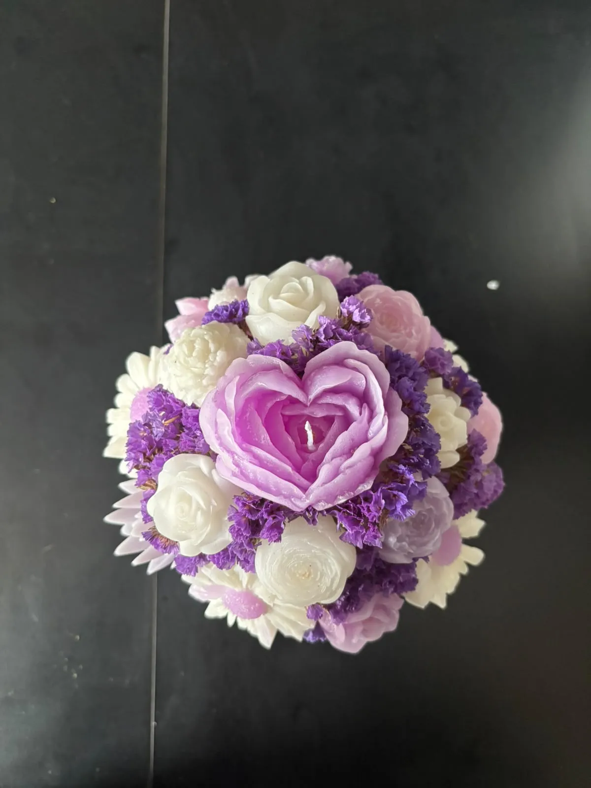 Bouquet de velas com uma peónia lilás, rosas brancas e rosa e margaridas, com flores secas roxas, num vaso branco