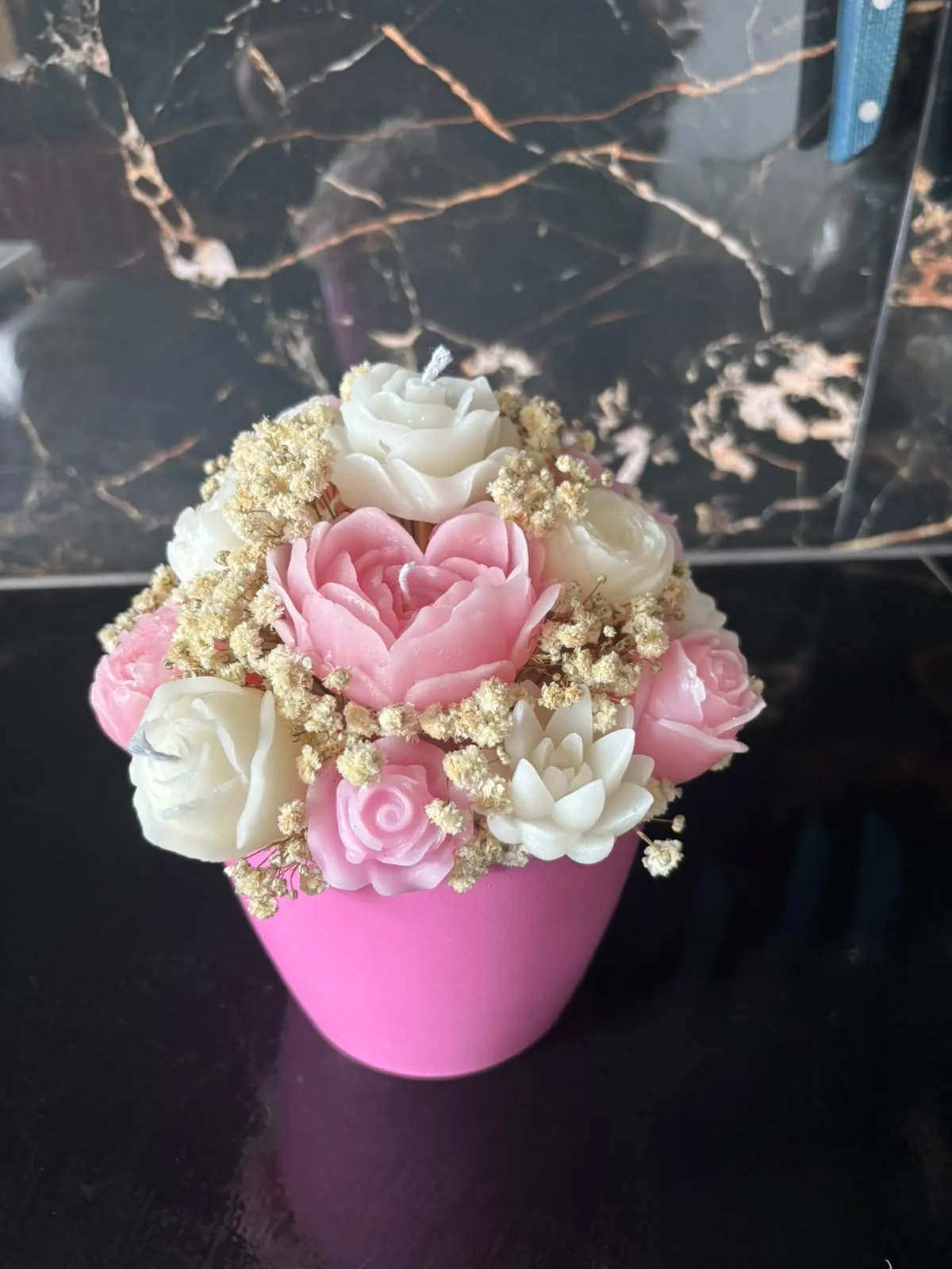 Bouquet de rosas de cera cor-de-rosa e brancas com gipsófila seca, num vaso cor-de-rosa