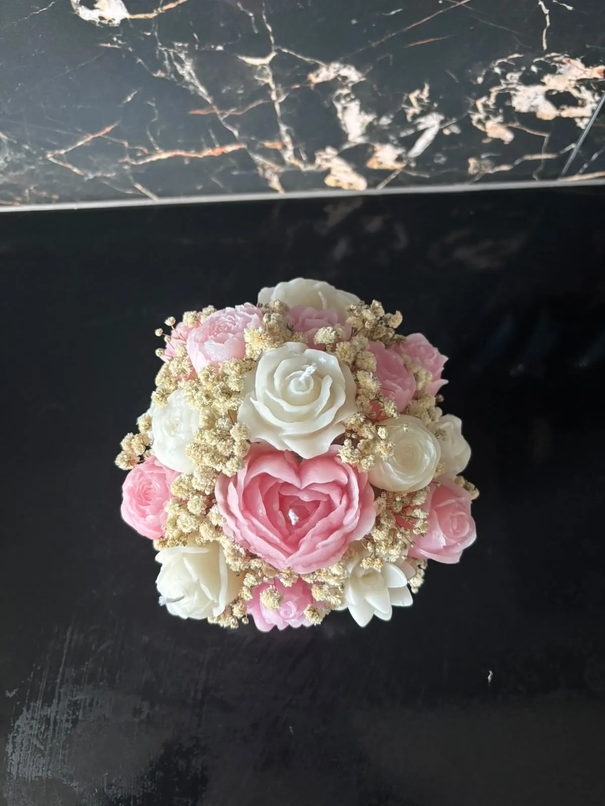 Bouquet de rosas de cera cor-de-rosa e brancas com gipsófila seca, num vaso cor-de-rosa