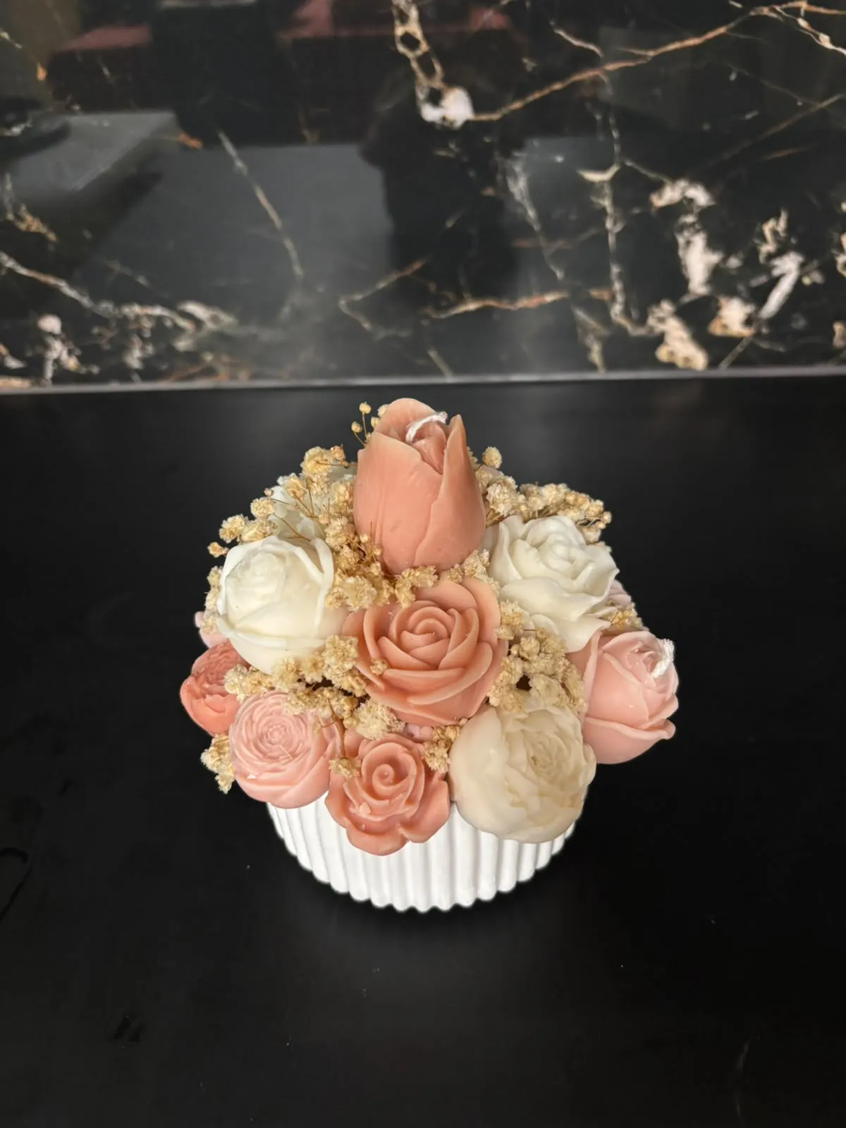 Composição artesanal de flores em cera, numa harmoniosa mistura de rosa suave, salmão e branco.