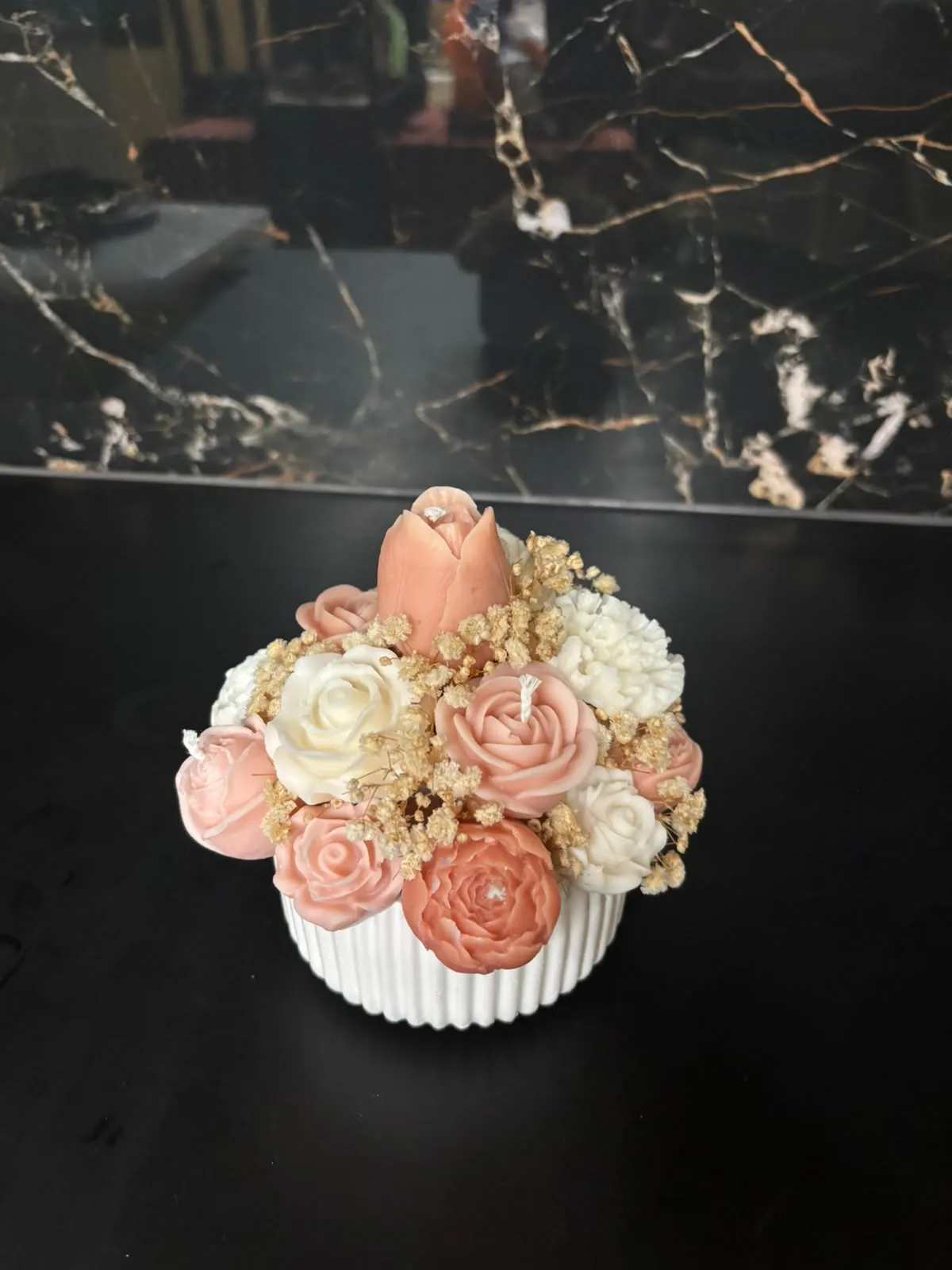 Composição artesanal de flores em cera, numa harmoniosa mistura de rosa suave, salmão e branco.