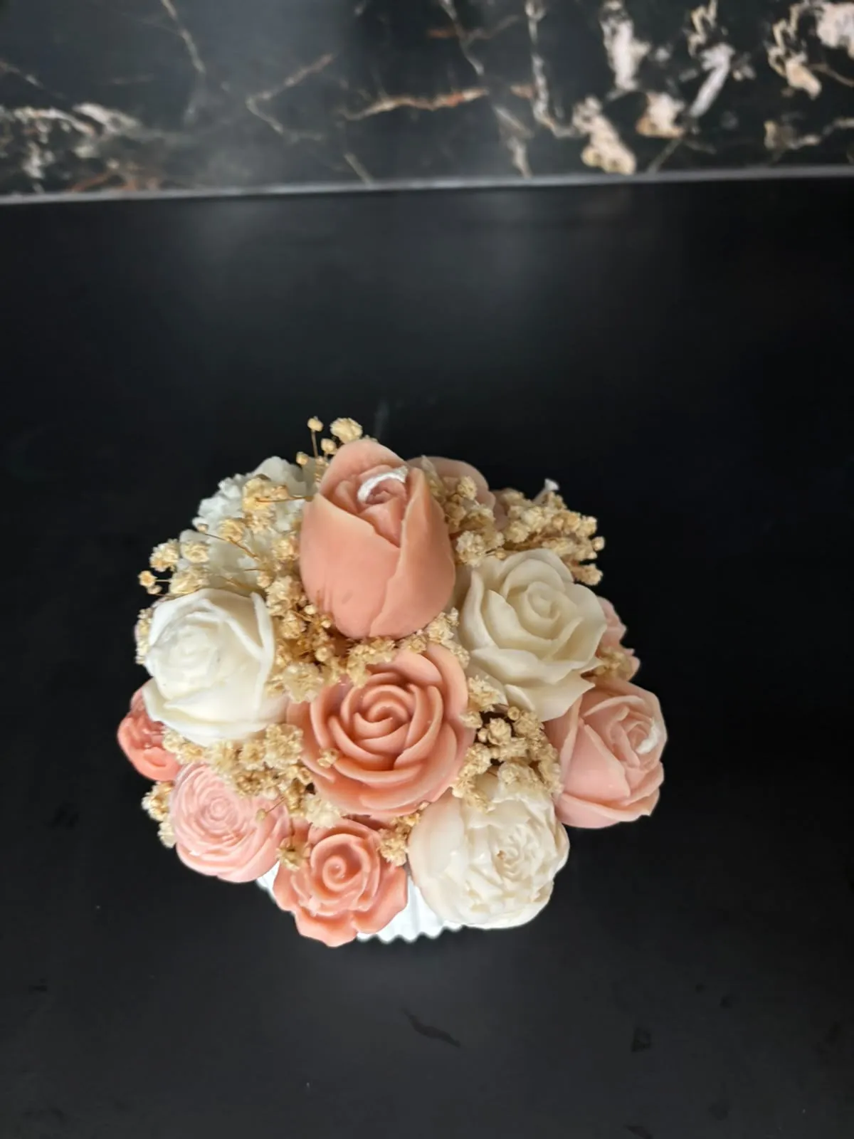 Composição artesanal de flores em cera, numa harmoniosa mistura de rosa suave, salmão e branco.