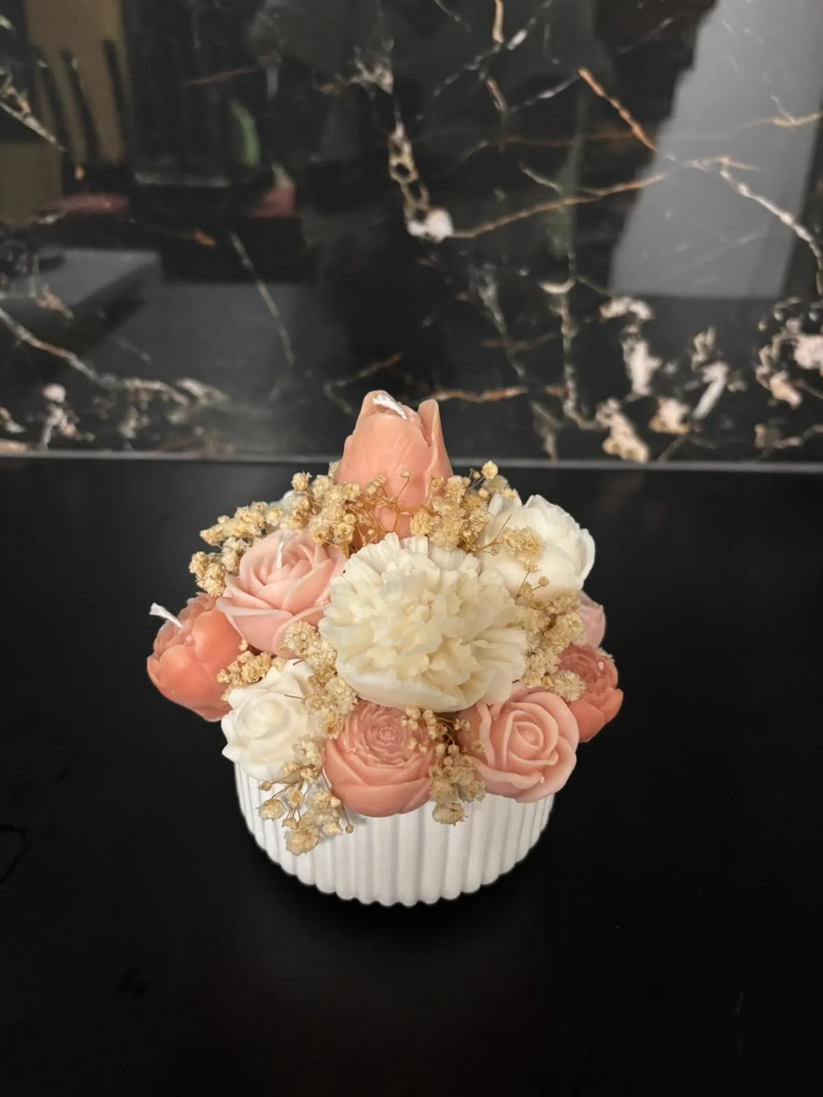 Composição artesanal de flores em cera, numa harmoniosa mistura de rosa suave, salmão e branco.